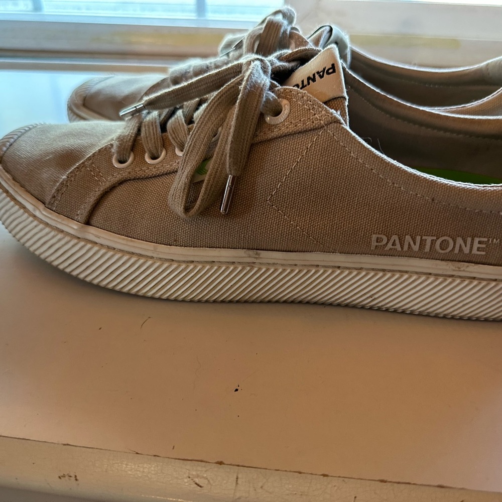 Cariuma Pantone Tan Beige Sneakers M10 W11.5